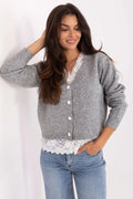 cardigan femme gris maille brossée coupecourte oversize colV boutonsrondsblancs mancheslongues bordcôtes ourlet dentelle subtile casualchic misaison chaud