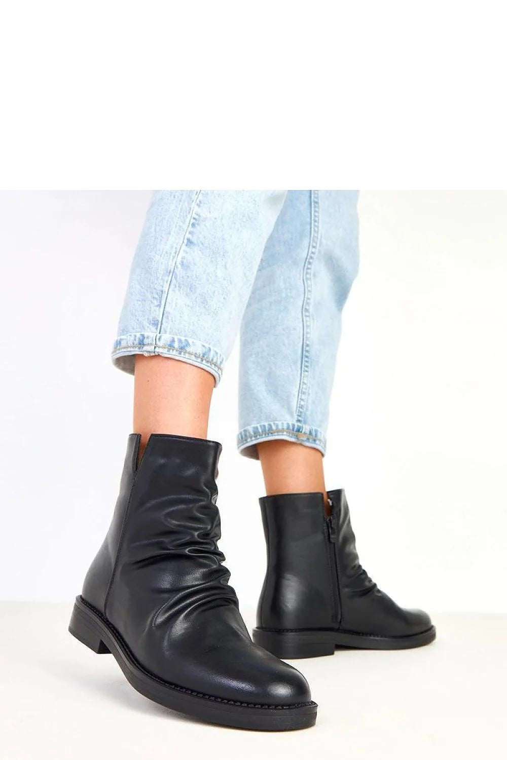 bottines noires cuir écologique lisse cheville tige15cm bout rond talon3cm semelle caoutchouc doublure tissu doux fermeture éclair latérale coutures apparentes