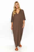 Robe de jour Makadamia en maille légère longue manches courtes décolleté en V couleur marron chocolat femme confortable occasion estivale