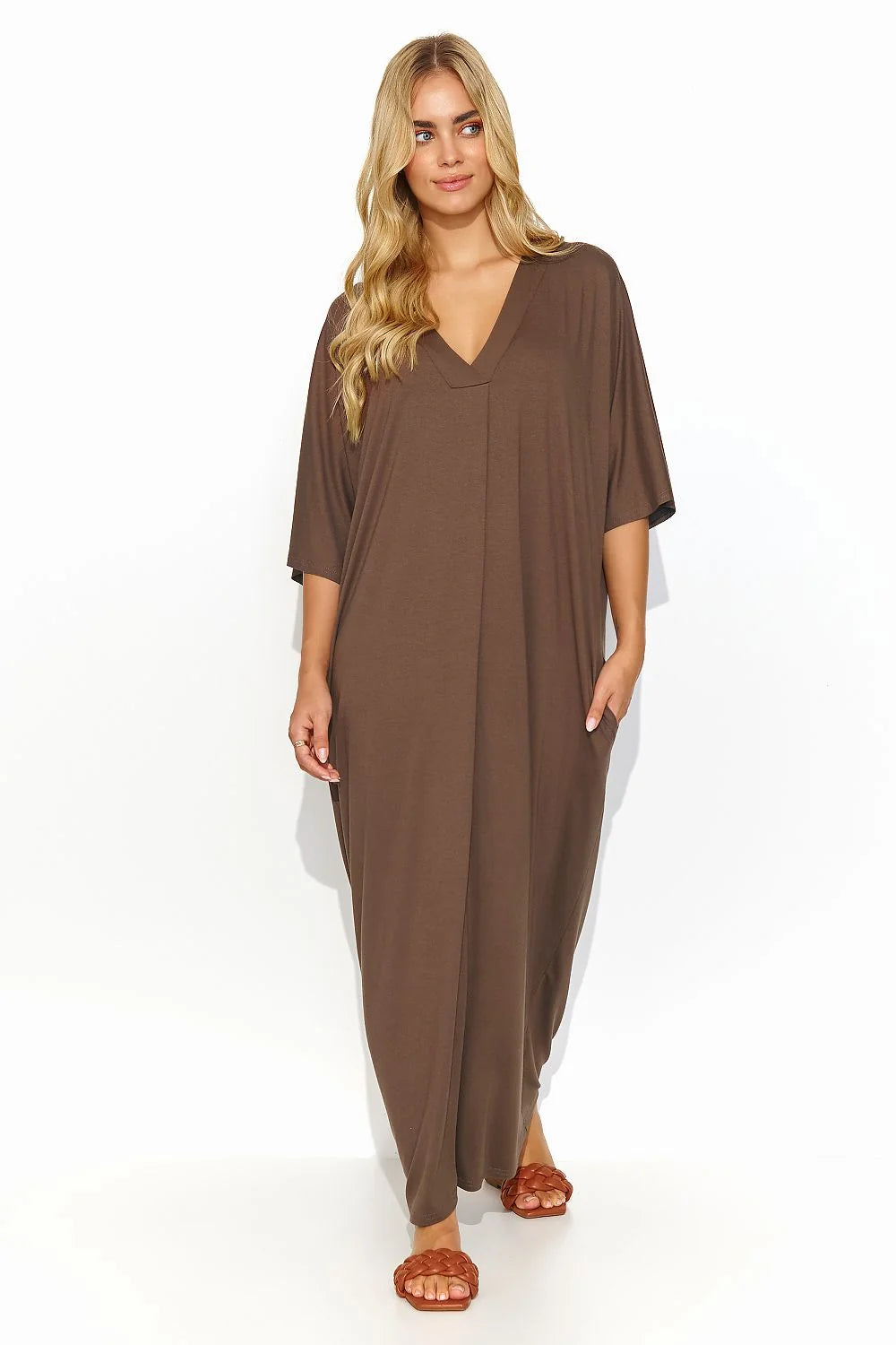 Robe de jour Makadamia en maille légère longue manches courtes décolleté en V couleur marron chocolat femme confortable occasion estivale