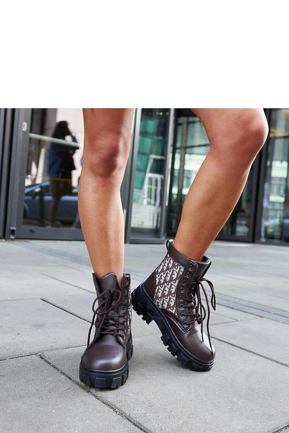 Bottes Madelene pour femme style combat cuir marron foncé semelle crantée talon moyen conception moderne
