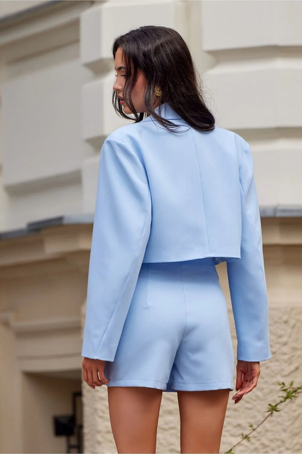 Veste et jupe élégante moderne bleu pastel tissu structuré coupe ajustée épaules formées manches longues femmes semi-formelles professionnelles