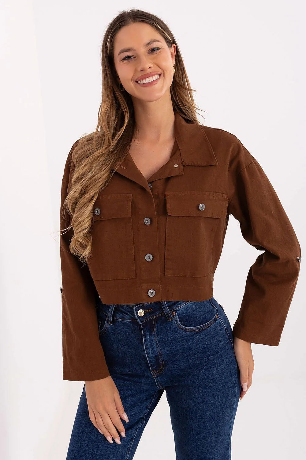 chemise veste shacket femme utilitaire overshirt boxy cropped toile marron châtaigne col classique manches longues boutons contrastants poches poitrine rabat