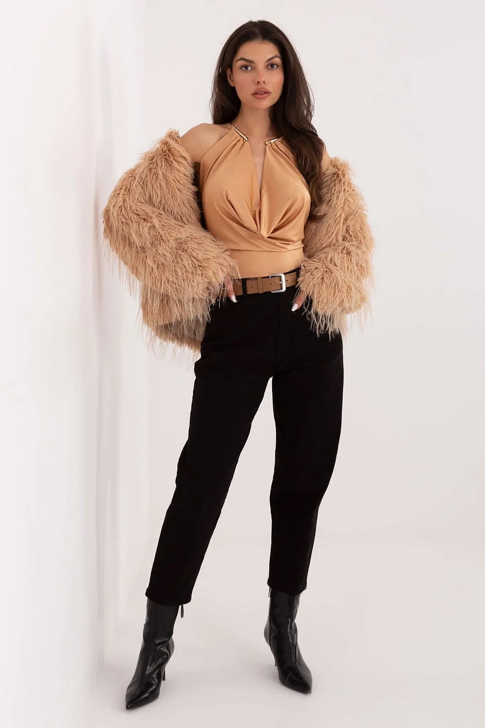 body halter nude caramel satiné stretch drapé plongeant anneau métallique doré taille haute gainant soyeux luxueux minimaliste sensuel