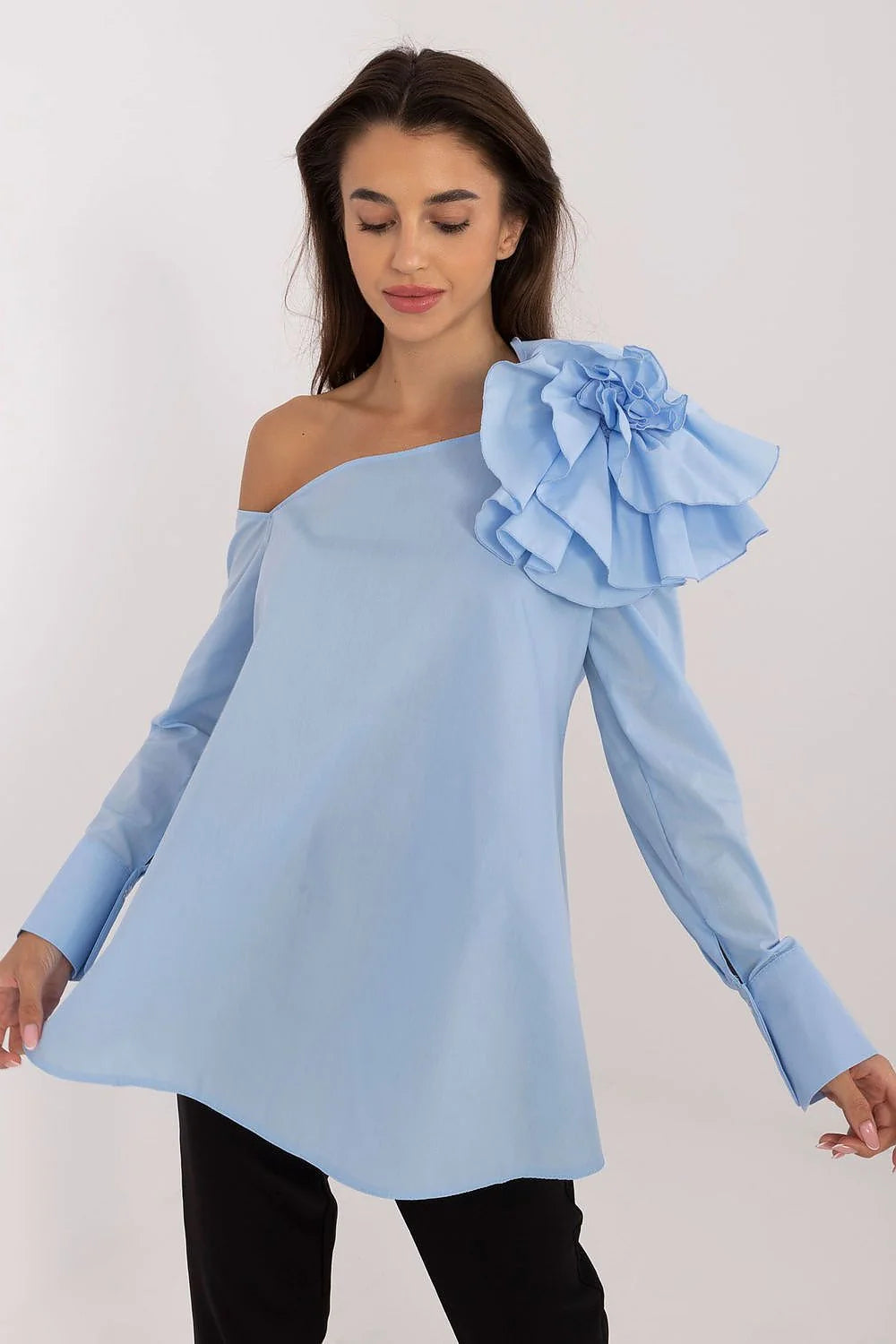 chemisier Lakerta asymétrique coton manches longues broderie fleur bleu ciel rosace volants 3D épauleunique poignets larges