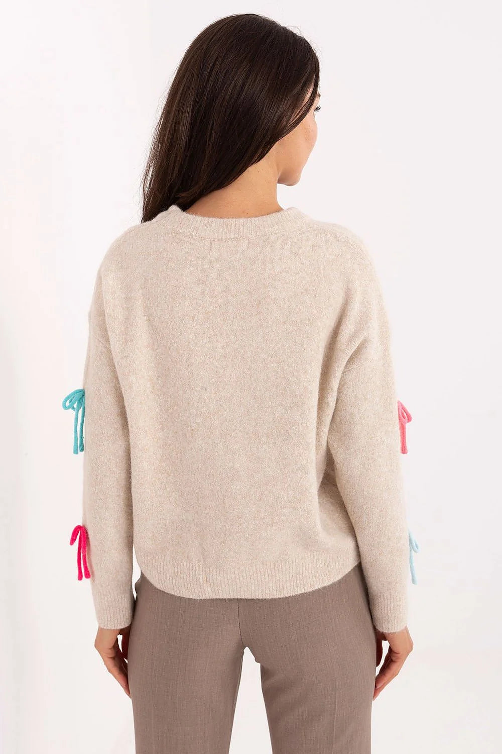 pull femme maille moelleuse col rond beige sable chiné coupe droite courte manches longues côtelées nœuds décoratifs multicolore