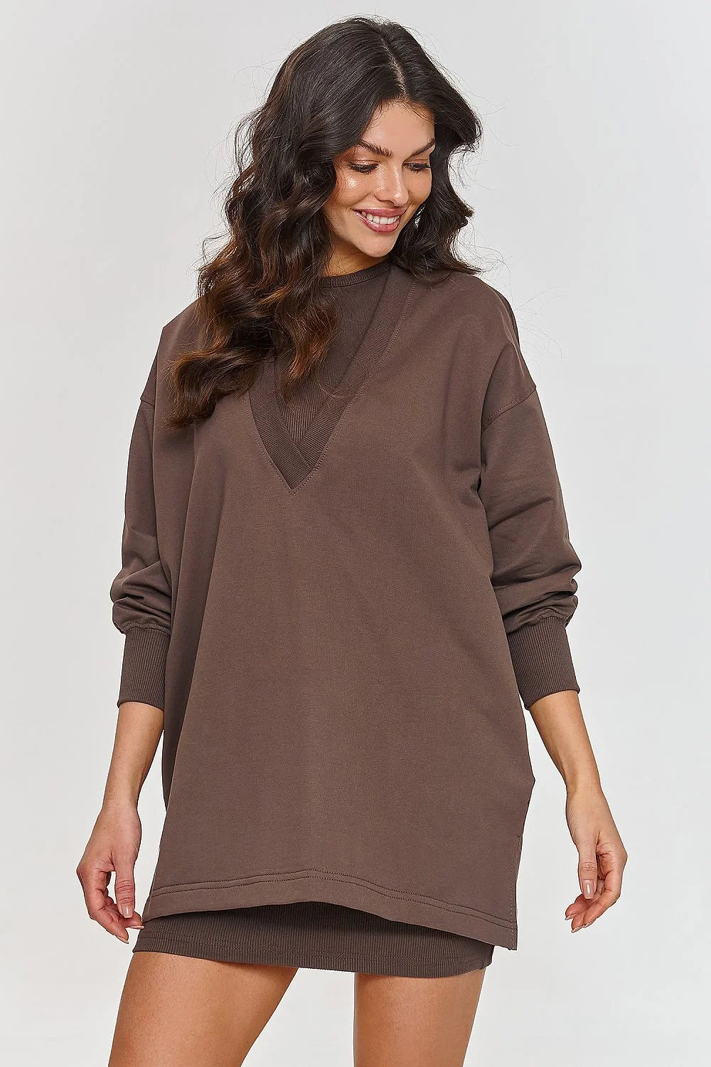 Sweatshirt long Makadamia pour femme en coton couleur marron chocolat coupe oversize manches longues encolure en V
