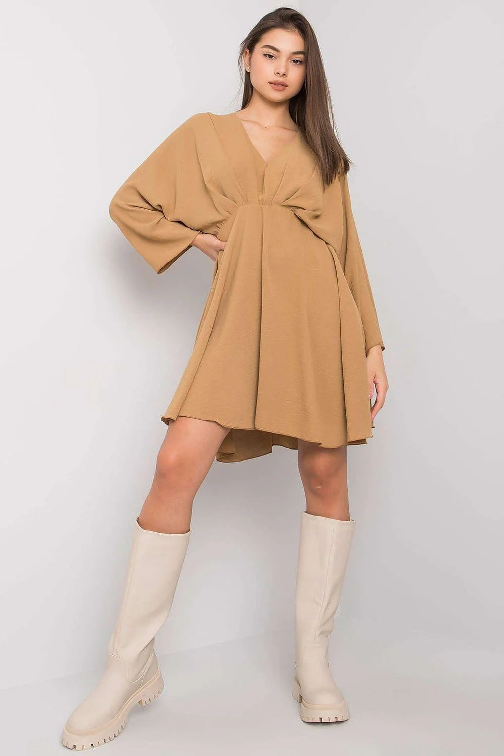 Robe moderne femme couleur camel en polyester 95% élasthanne 5% coupe évasée en V manches longues sans ceinture