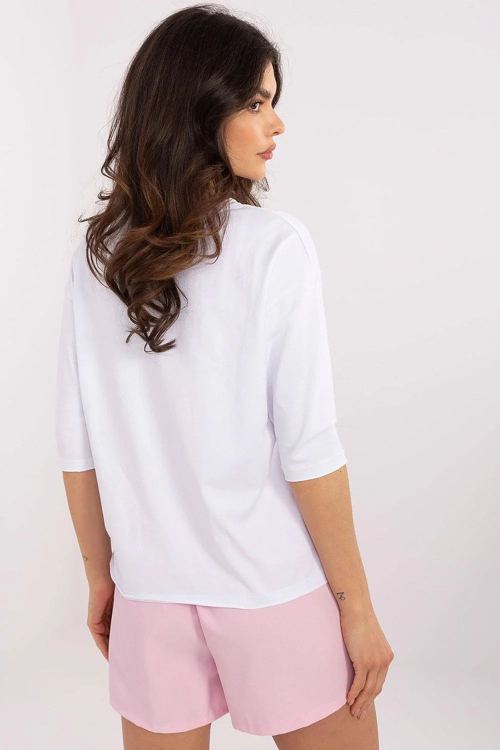 T-shirt style moderne étoiles argentées manches mi-longues jupe rose pâle ceinture nouée femme occasion jour look chic décontracté