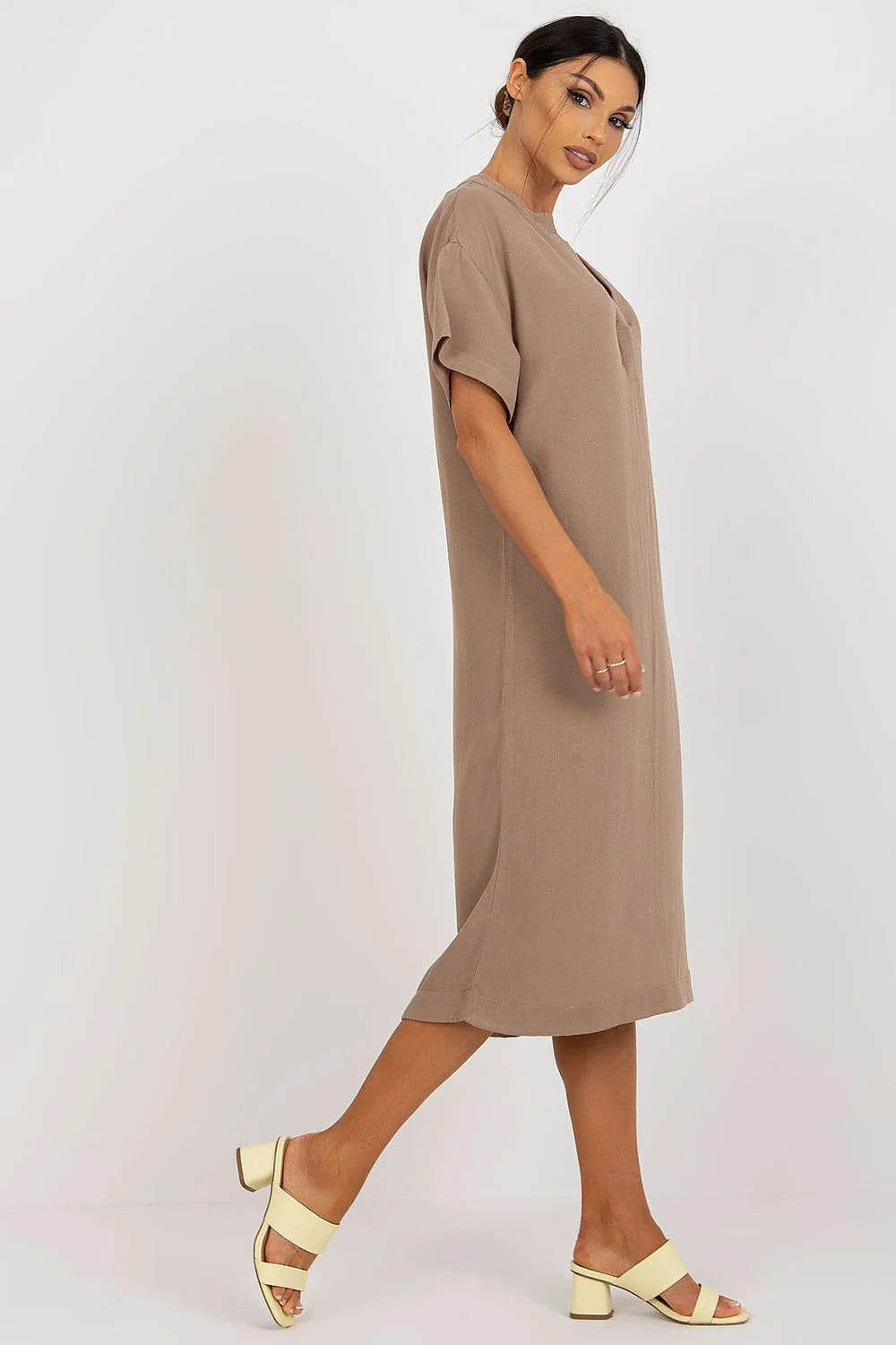 Robe de jour Och Bella décontractée tissu léger taupe coupe droite manches courtes décolleté V fente latérale femme