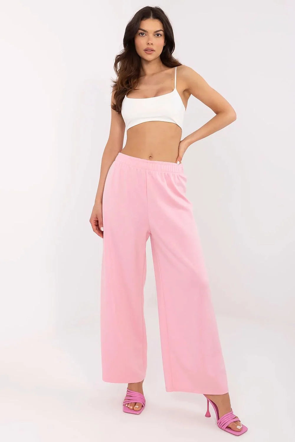 Tenue tendance femme haut court bretelles fines pantalon large rose pastel matières douces