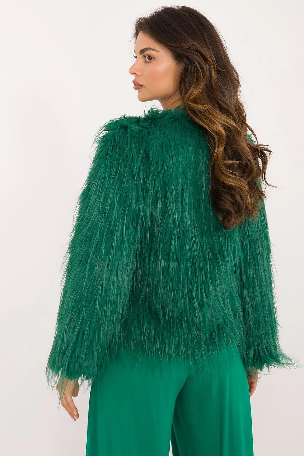 Veste élégante fourrure synthétique couleur verte émeraude coupe droite longueur classique encolure arrondie manches longues sans fermeture apparente confortable automne-hiver printemps femme