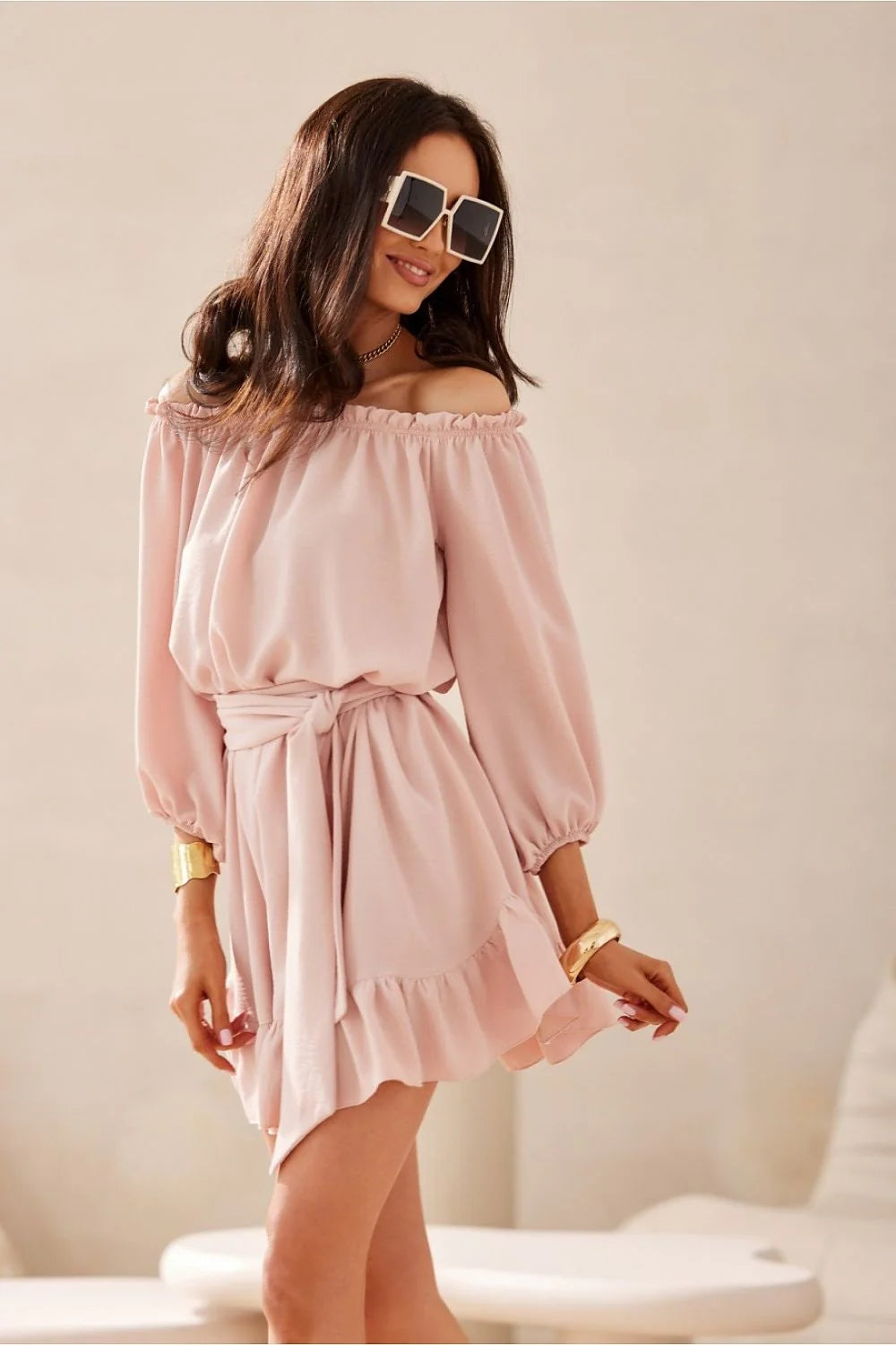 robe Giulia mini bardot épaules dénudées manches bouffantes mi longues taille marquée ceinture nouée jupe évasée volantée asymétrique rose poudré