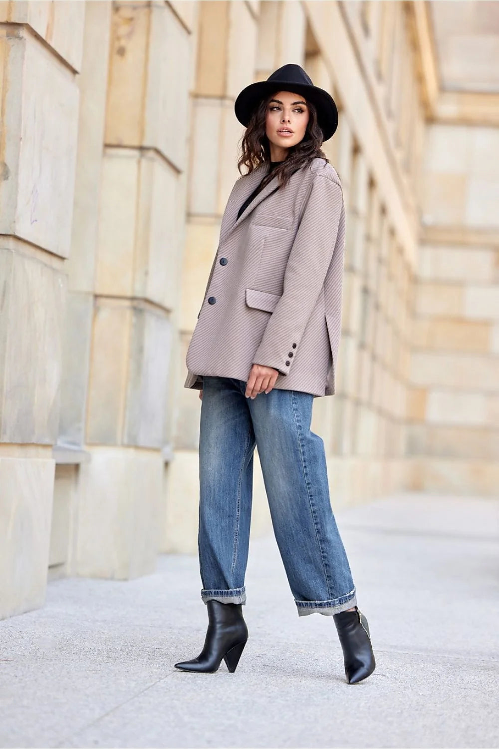 Veste blazer élégante pour femme en tweed beige taupe, coupe oversize, col à revers, boutons décoratifs, look sophistiqué et casual