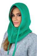 cagoule tricotée capuche col montant maille côtelée épaisse vert émeraude multifonction snood enveloppante ajustée cordons serrage confortable chaude durable stylée
