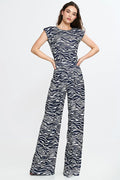 Combinaison femme moderne audacieuse motif zébré noir blanc coton polyester coupe ample jambes larges épaules structurées taille ajustée décolleté rond manches courtes