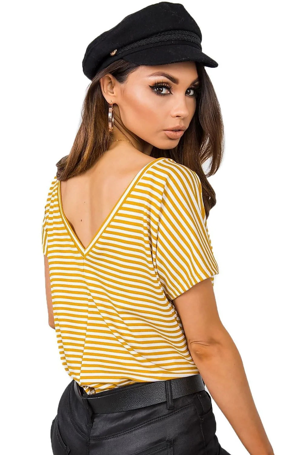 T-shirt Rue Paris à rayures moutarde et blanches, coupe ample épaules nues, style moderne chic, femme