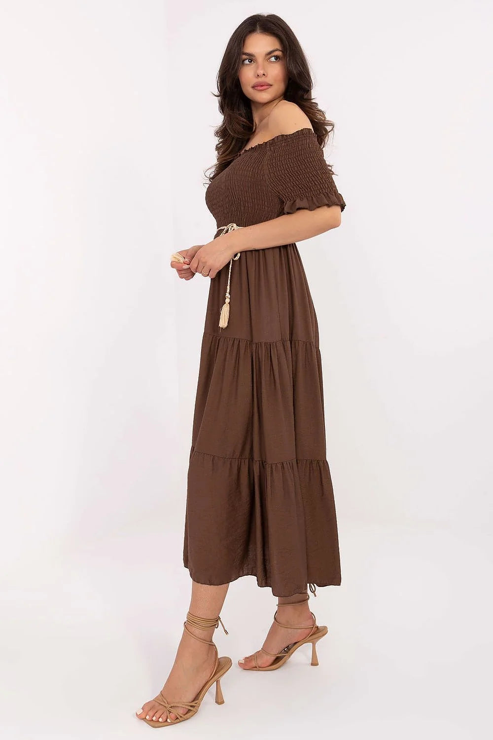Robe d'été bohème romantique longue coupe évasée tissu naturel col espagnol manches courtes ceinture tassels brun femme