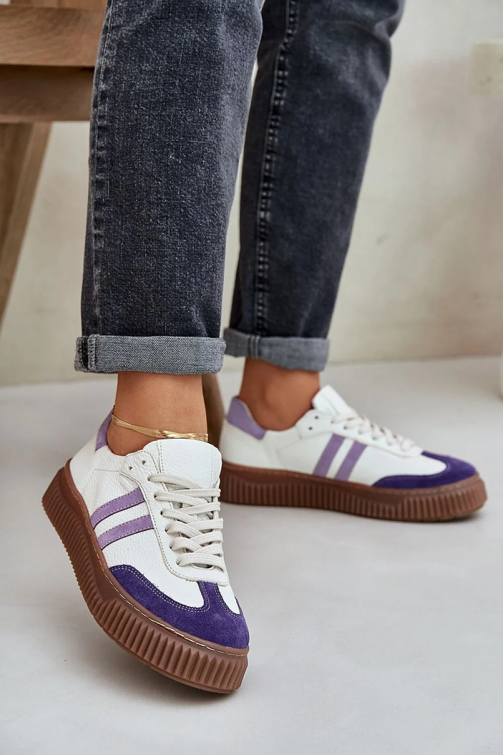 Chaussures sport femmes design moderne cuir naturel violet semelle épaisse lacets blancs confortables occasion quotidienne