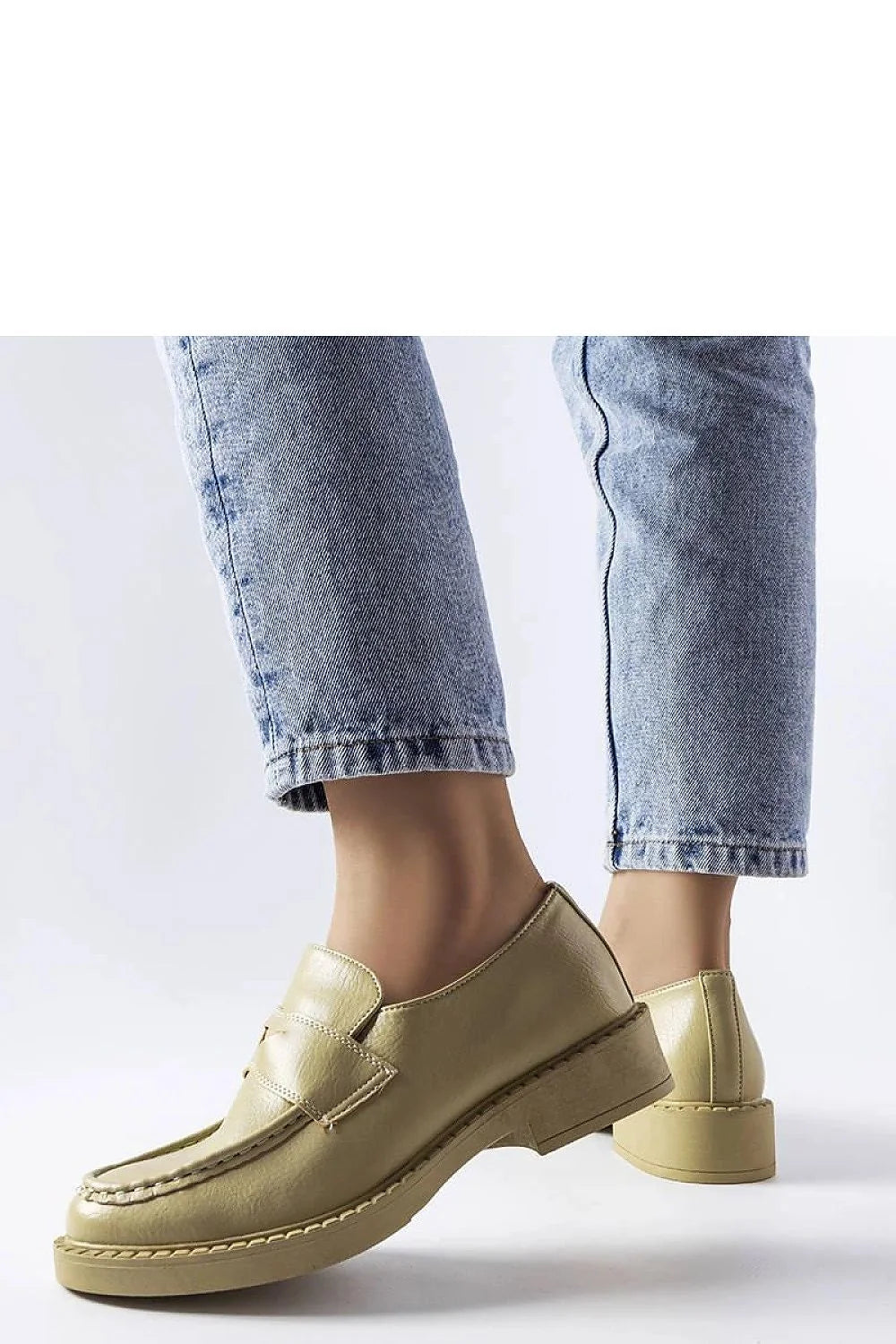 Moccasins élégants pour femmes design moderne cuir écologique beige clair coupe basse bride décorative semelle mince confort style polyvalent