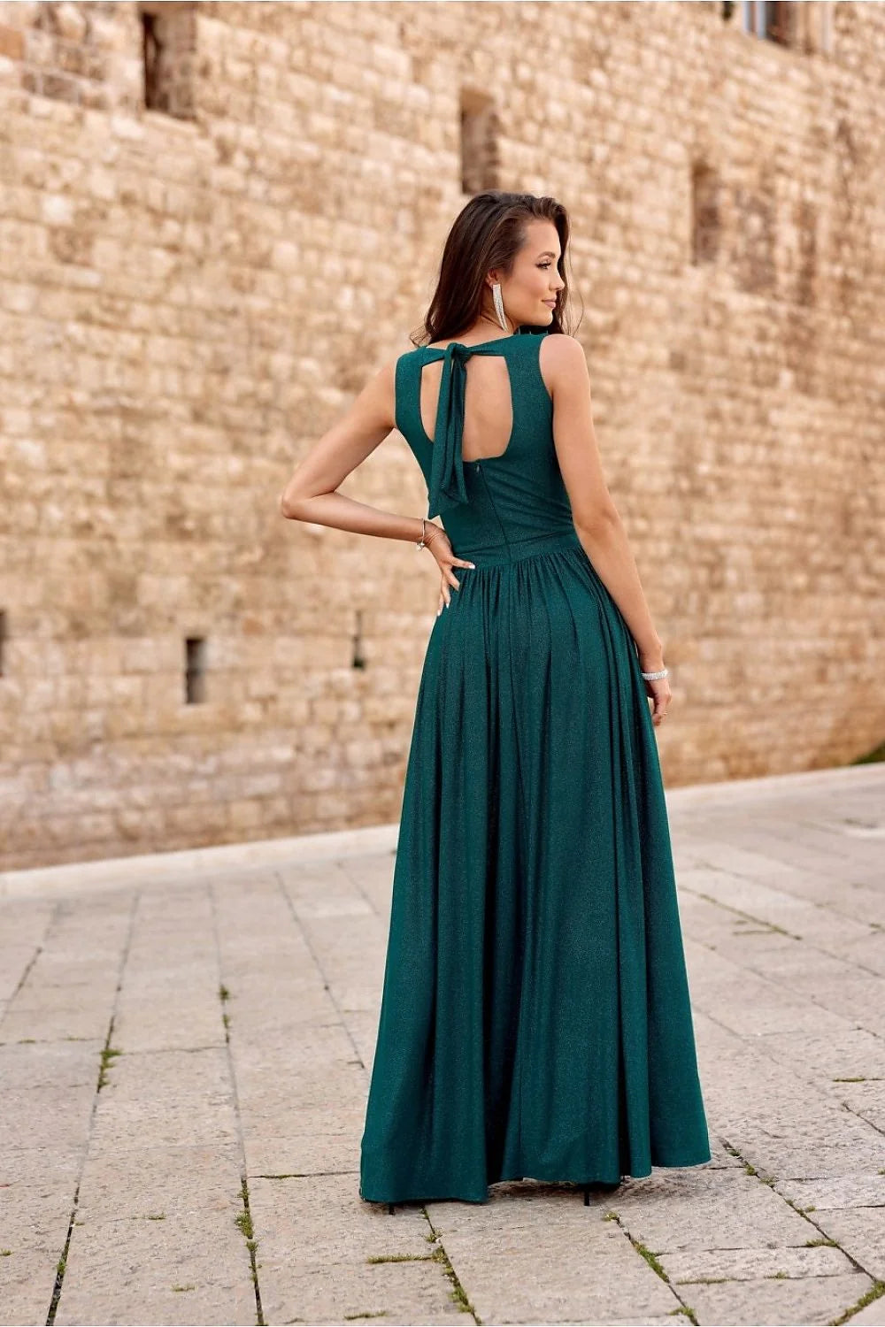 Robe longue élégante pour soirée en vert émeraude coupe fluide fente latérale bretelles larges taille ajustable femme