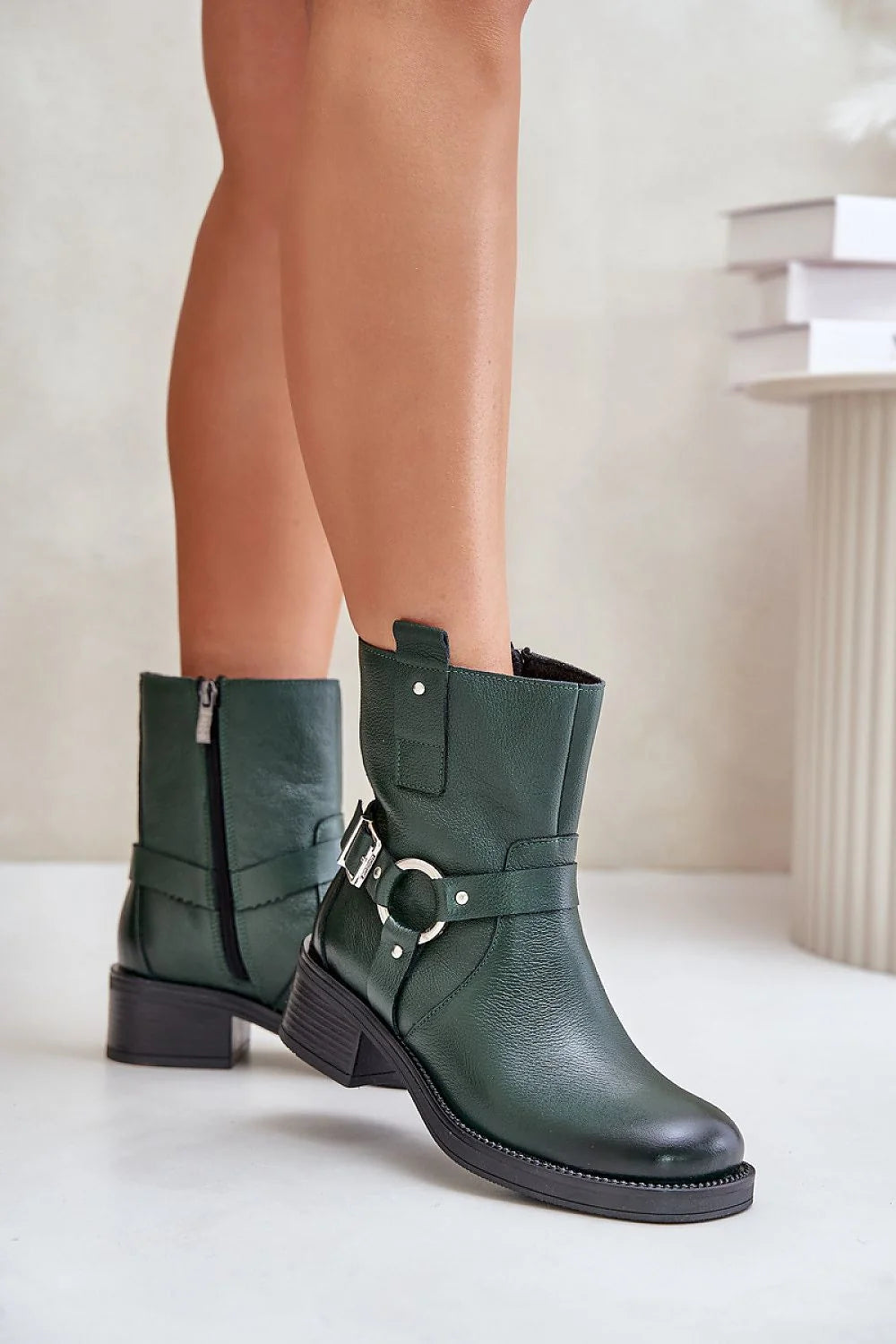 Bottes pour femmes en cuir vert bouteille design moderne style biker talon bas semelle caoutchouc fermeture éclair