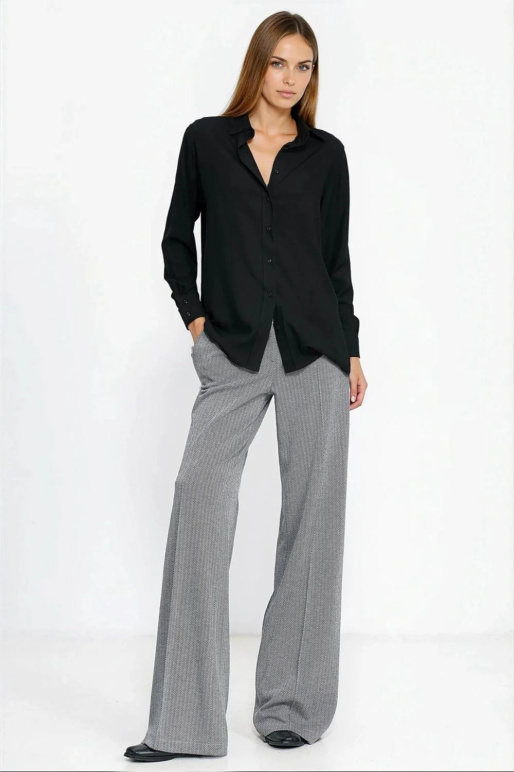 chemise noire manches longues col classique oversize fluide soyeuse viscose confortable tombé élégant décontracté boutons poignets arrondie légère bureau superposer
