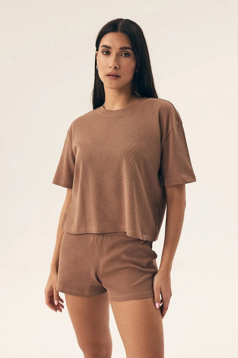 pyjama femme minimaliste matelassé doux confortable loungewear boxy manches courtes short taille élastiquée maille gaufrée brun caramel respirant