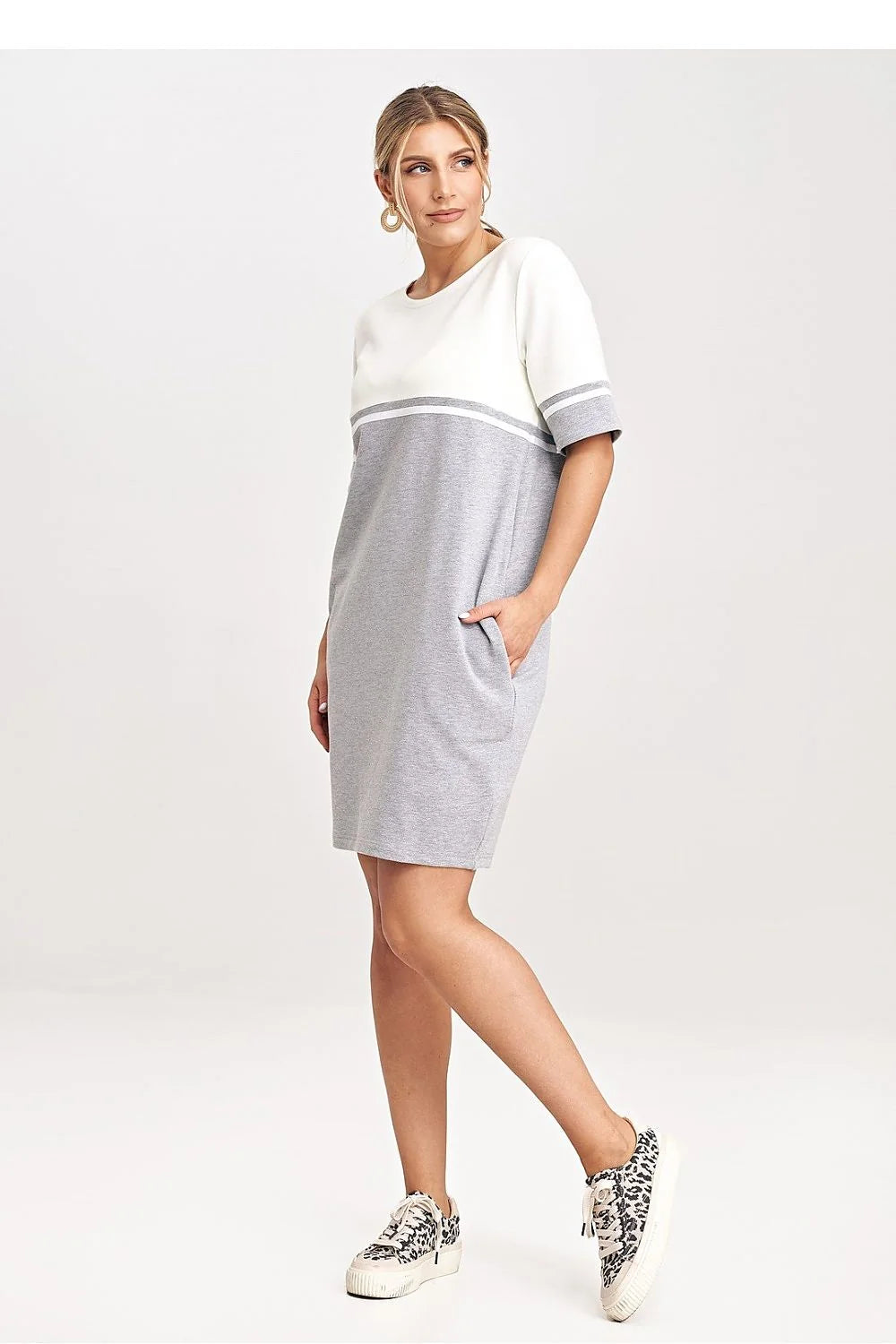 robe jour moderne bicolore blanc cassé gris clair manches courtes ceinture centrale poches latérales maille douce
