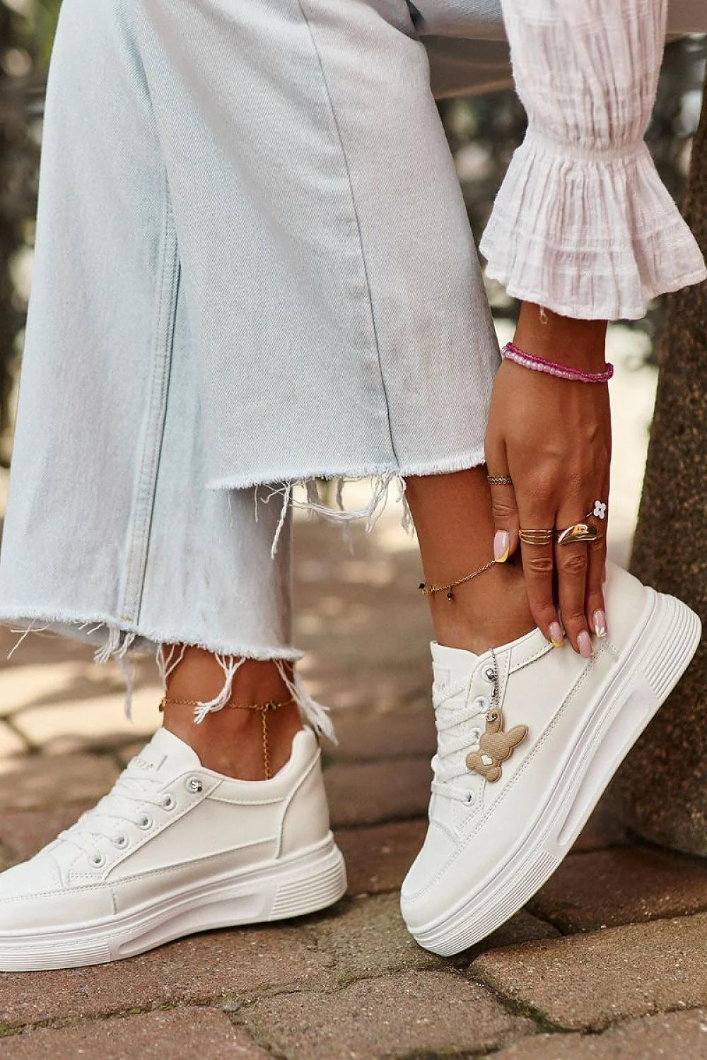 Baskets pour femmes style contemporain en matériau synthétique blanc beige confortable lacets métalliques détails décoratifs