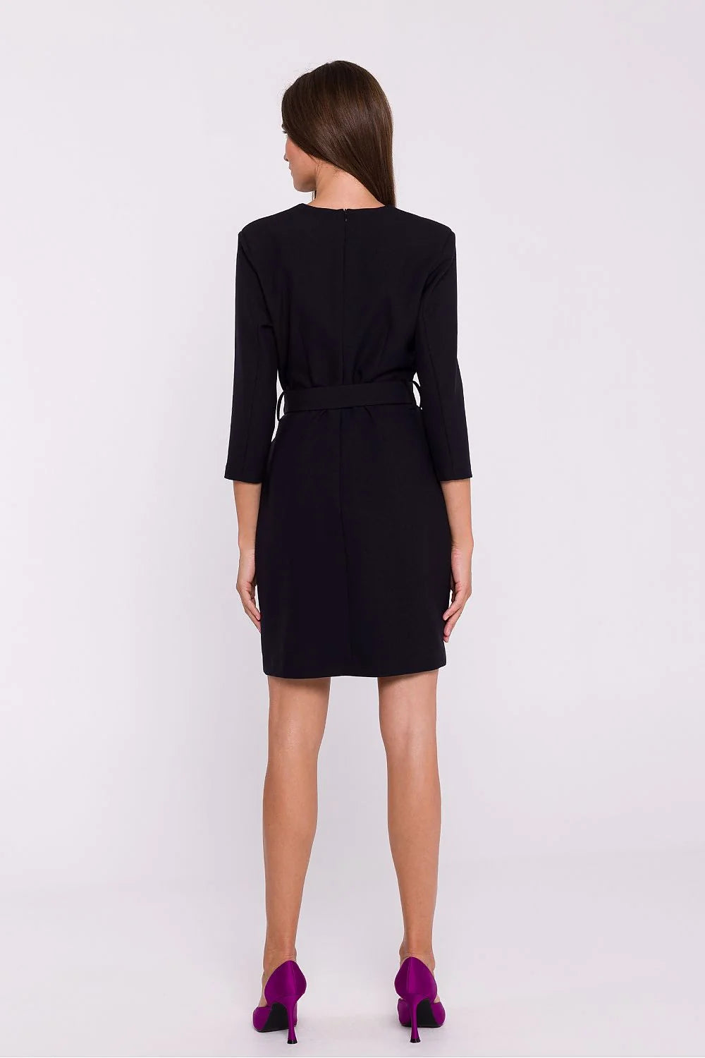 Robe de jour élégante pour femme en tissu doux, style minimaliste, col V, manches 3/4, ceinture intégrée, longueur genou, couleur noire profonde, occasionnel formel et professionnel