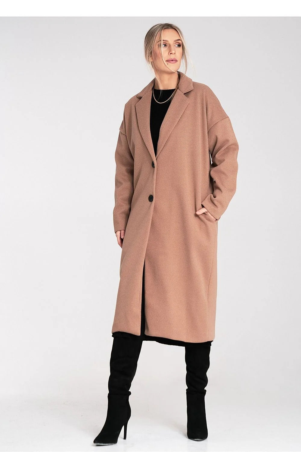 manteau long femme oversize camel tissu texturé chevron twill coupe droite mollets col tailleur classique boutons noirs poches latérales emmanchures
