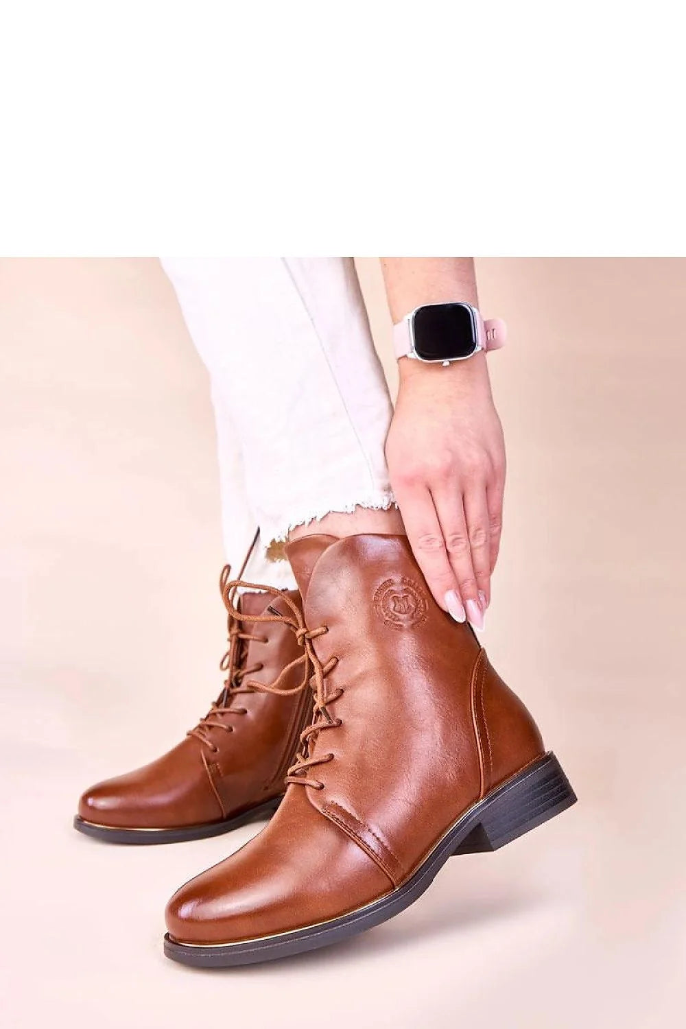 bottines femme lacets marron cognac similicuir tige cheville fermeture zippée latérale bout arrondi talon bas semelle noire doublure chaude confortables