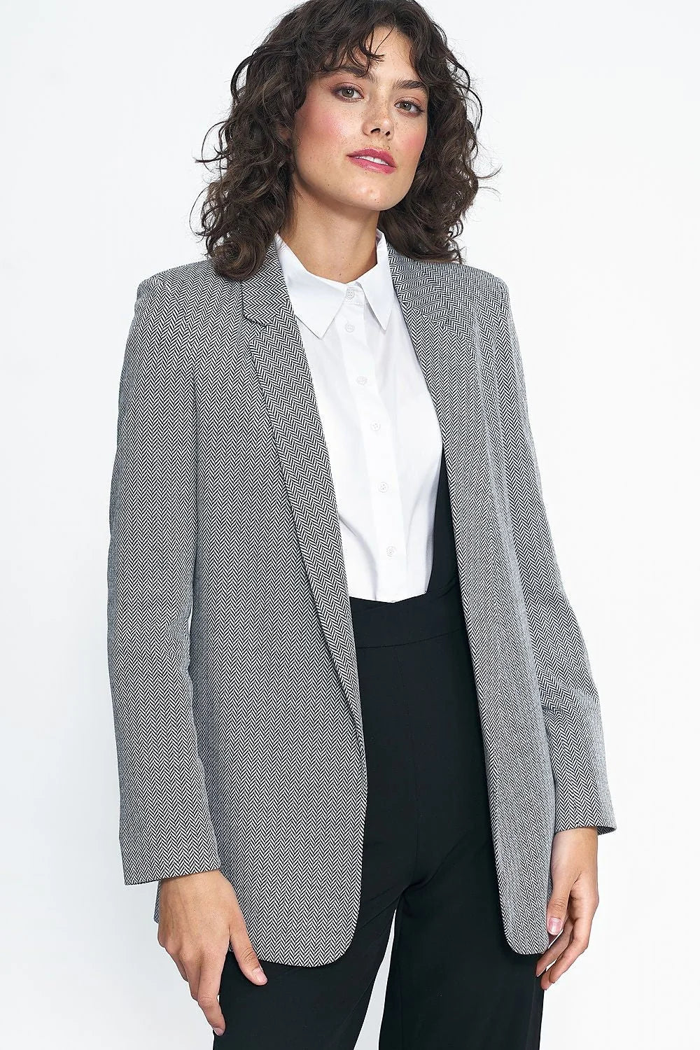 Blazer femme motifs chevrons noir et blanc coupe ajustée épaules structurées matières nobles élégance polyvalence femme