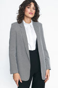Blazer femme motifs chevrons noir et blanc coupe ajustée épaules structurées matières nobles élégance polyvalence femme