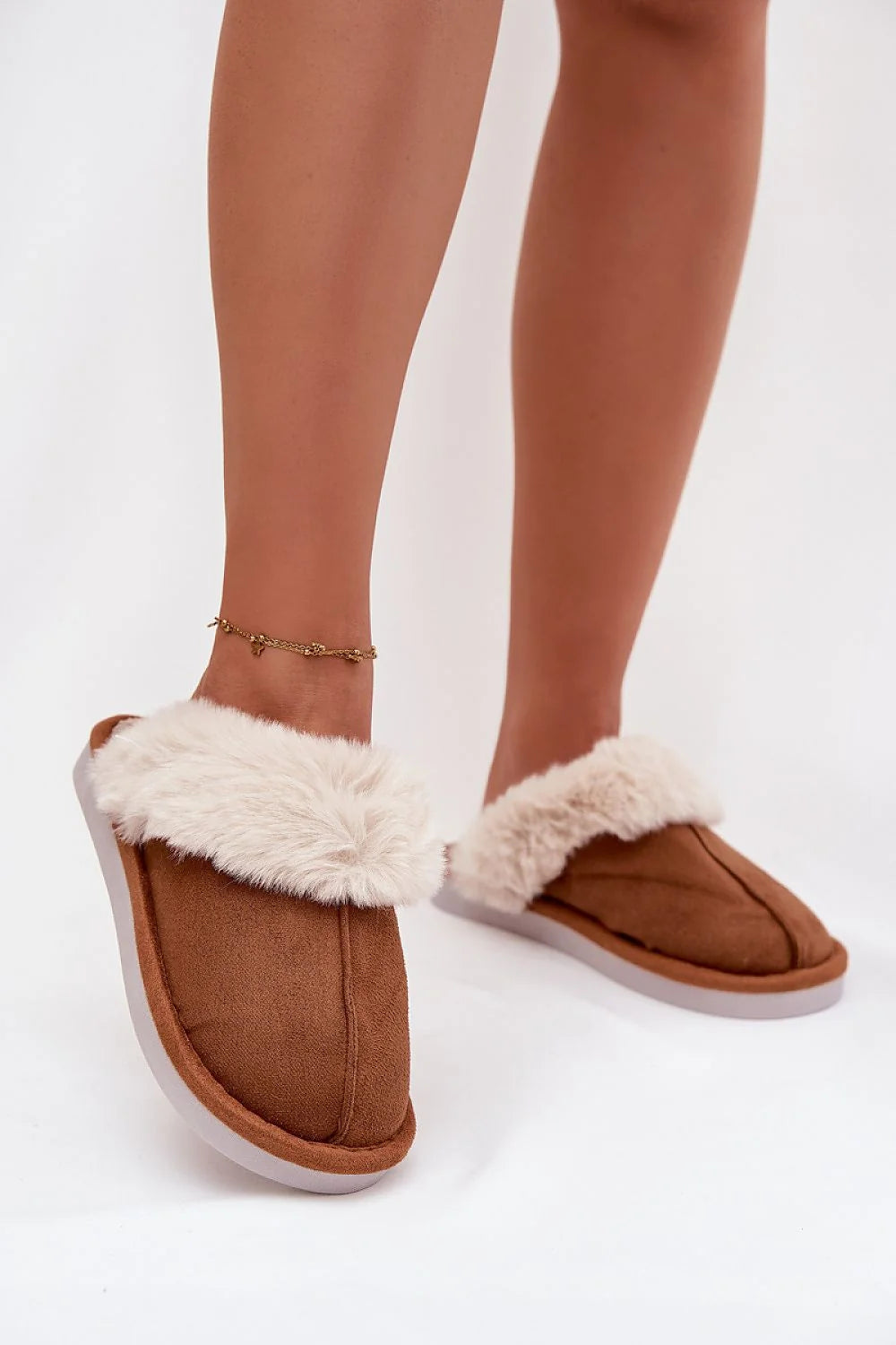 pantoufles mules femme suédine cognac bout fermé talon ouvert fourrure crème doublure fourrée semelle épaisse antidérapante rembourrée confortable chaude écologique