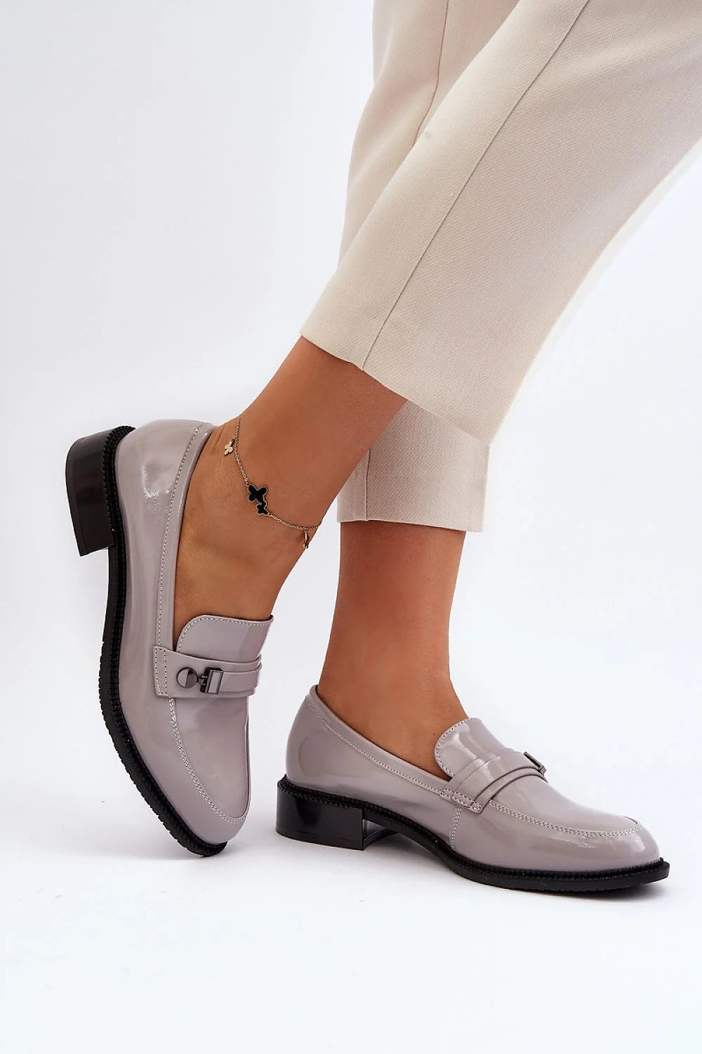 Mocassins pour femmes élégants design moderne cuir artificiel beige clair semelle caoutchouc talon bas