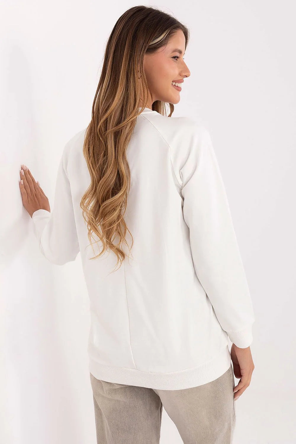 pull femme décontractée élégante coton élasthanne doux manches longues col rond ivoire broderie inscriptions poignets côtelés