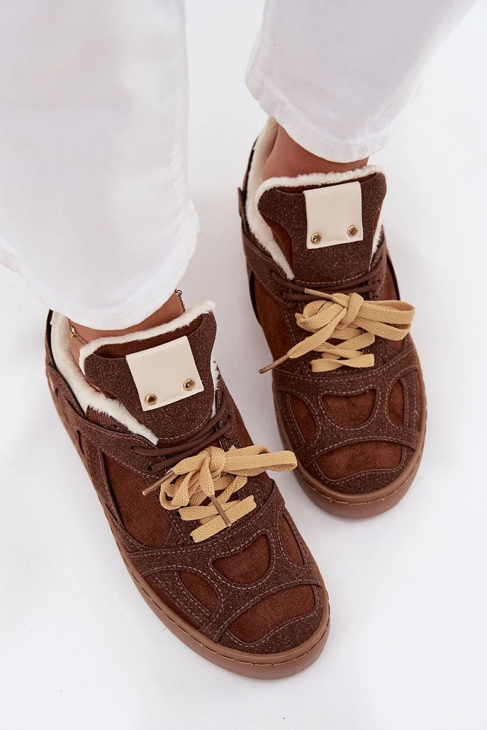 sneakers femme montantes suédine écologique marron chocolat fourrure doublée synthétique intérieur chaud confortable plateforme délicate semelle gomme beige lacets contrastants