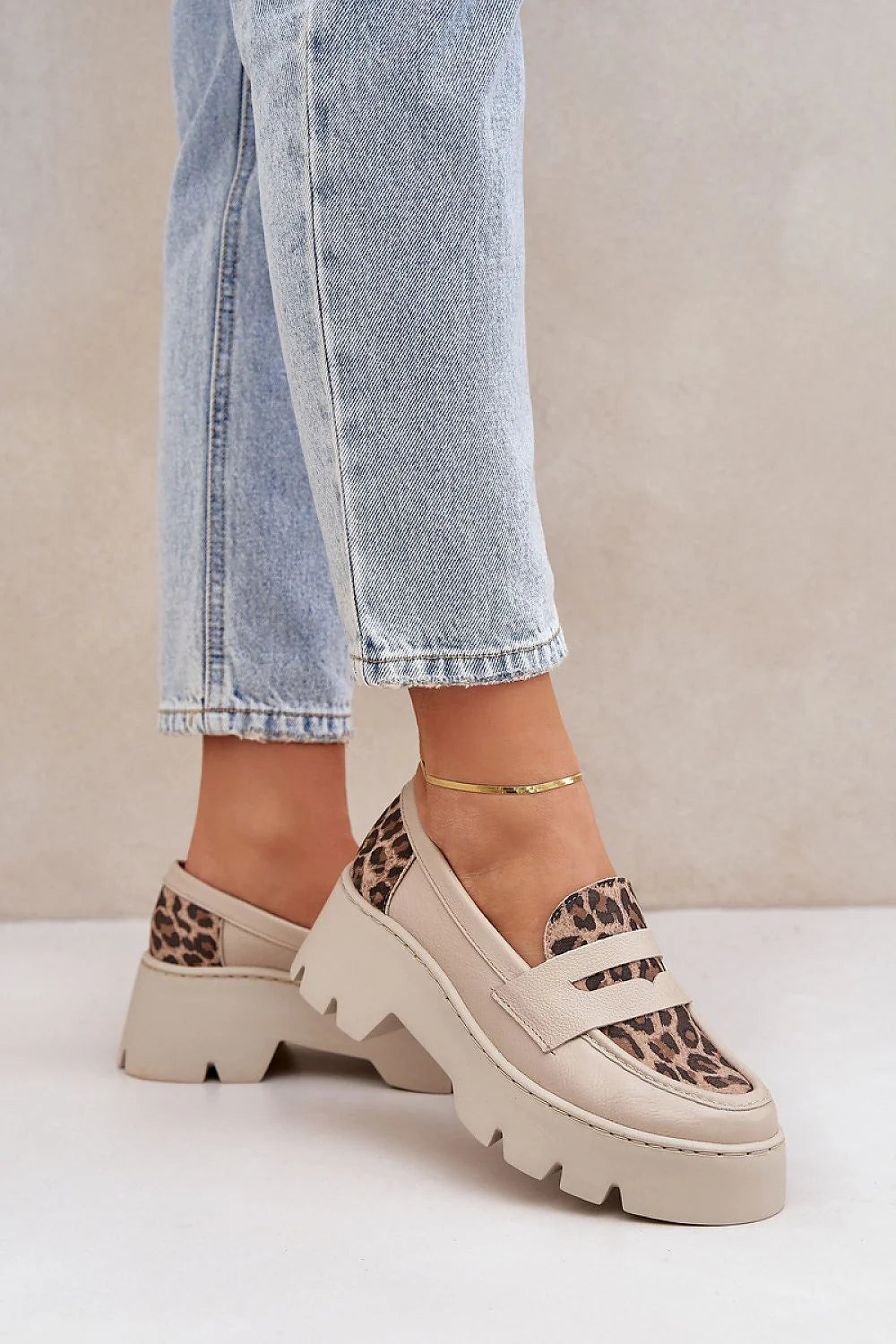 Mocassins modernes audacieux pour femmes en synthétique beige avec motifs léopard, semelle épaisse et lanière décorative