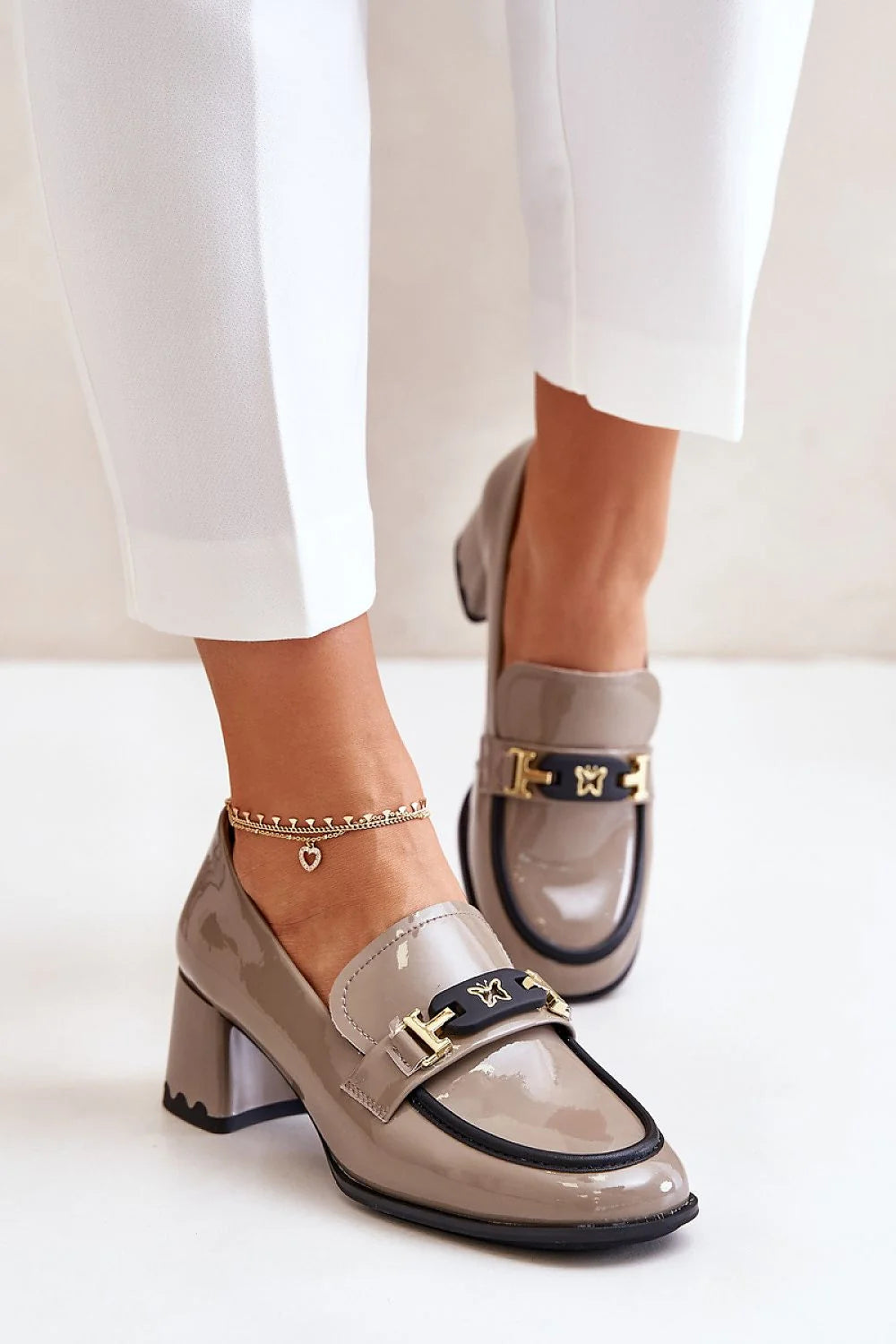 mocassins loafers verni taupe gris beige similicuir talon carré mihauteur semelle noire bride boucle plaque dorée élégantes confortables