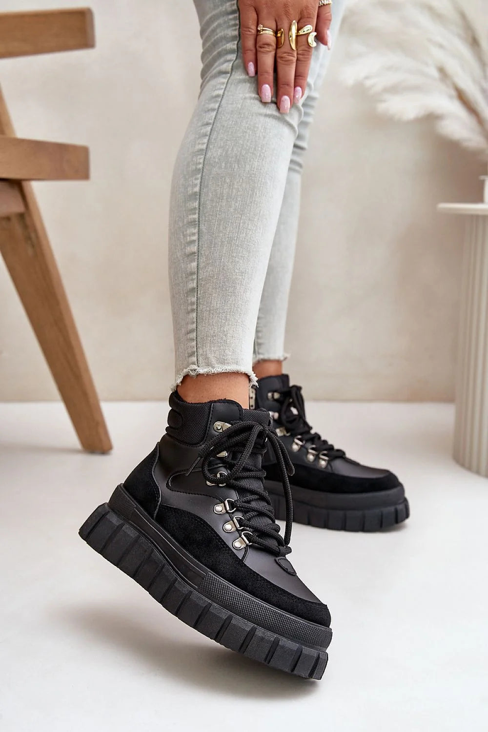 bottes trappeur femme simili cuir plateforme massive isolante semelle crantée antidérapante lacets œillets métalliques fermeture éclair doublure chaude
