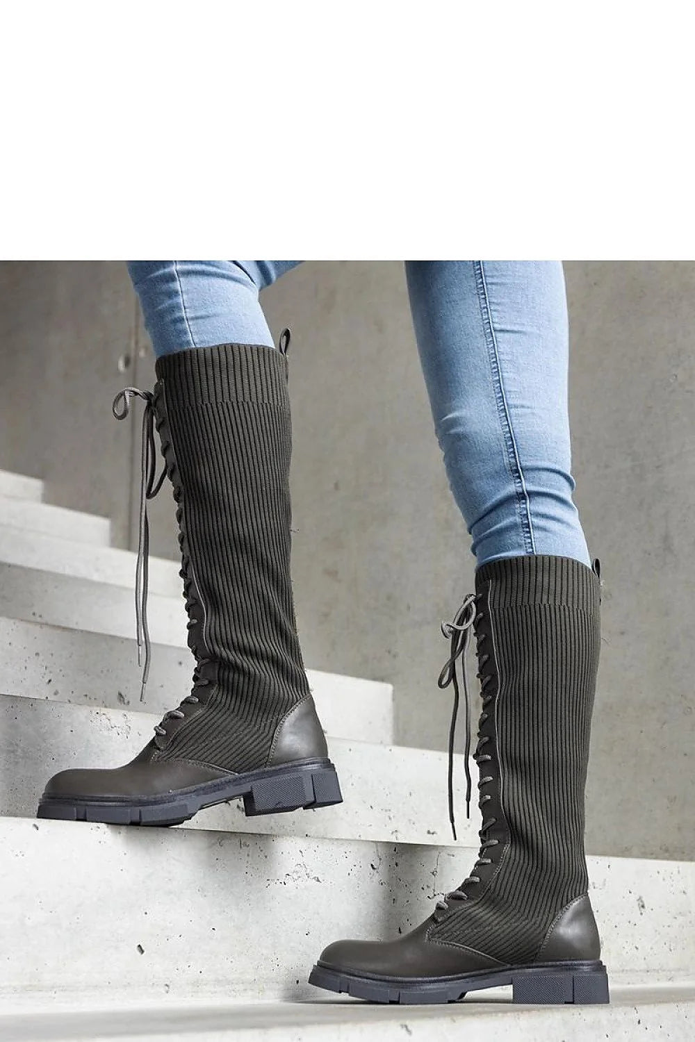 Bottes cuissardes pour femme design moderne couleur grise tige textile lacets ajustables semelle robuste confortable mode urbaine