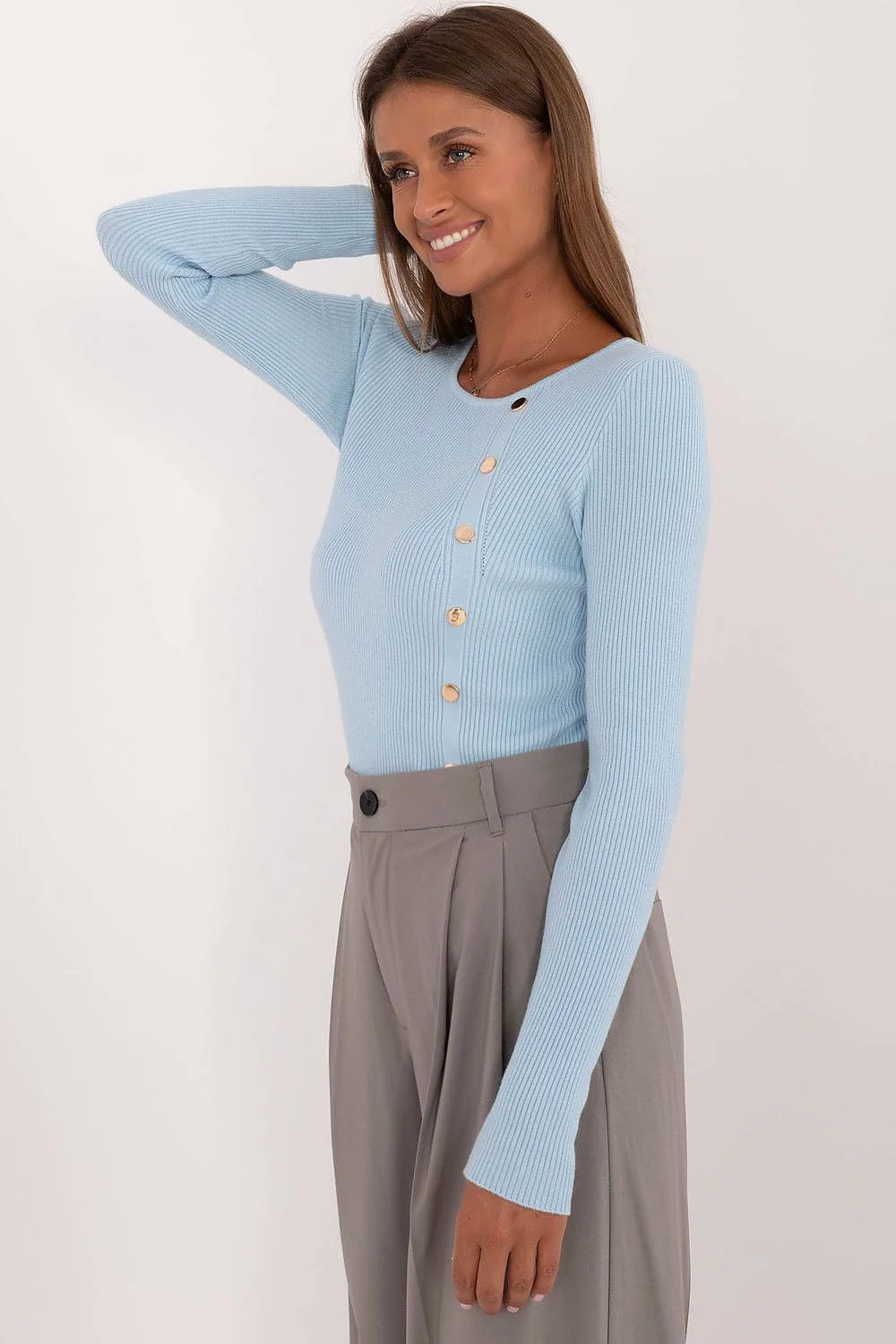Pull femme style moderne coupe ajustée asymétrique boutons métalliques bleu clair manches longues encolure ronde matières douces