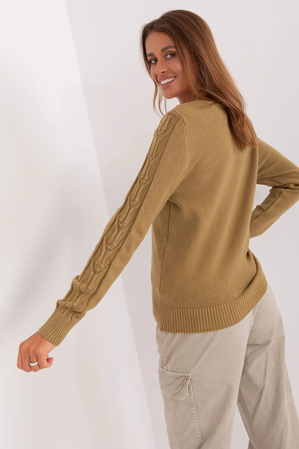 Pull-over pour femmes, couleur kaki, motif torsadé, manches longues, encolure en V, finitions en bord-côte, matériau doux et chaud, style casual intemporel, coupe ample, quotidien et détente, automne/hiver, vêtement confortable et élégant, mode moderne
