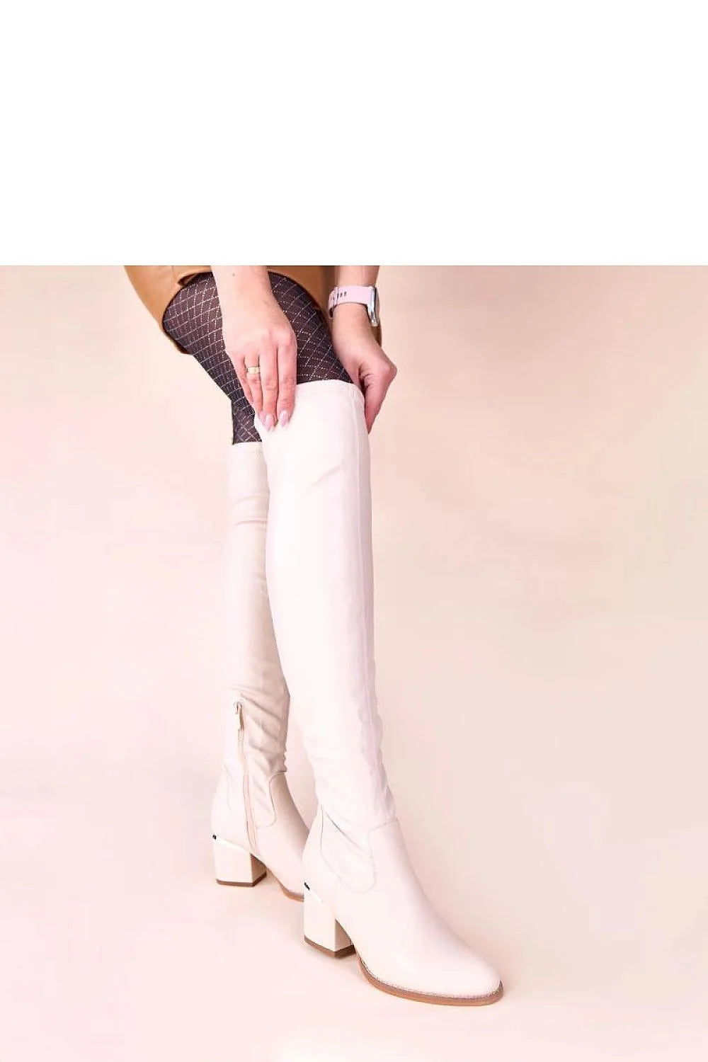 cuissardes beige cuir synthétique lisse tige haute genou bout arrondi talon bloc moyen décoratif semelle contrastée fermeture éclair surpiqûres western