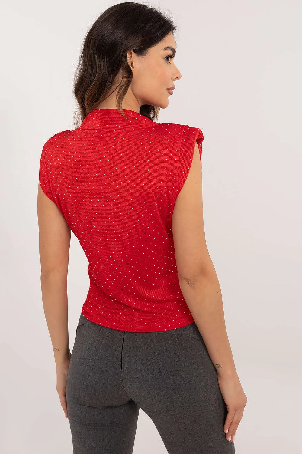 Chemisier sans manches élégant pour femme, style moderne, épaules structurées, couleur rouge vif, motifs pointillés, tissu polyester, coupe ajustée, occasion formelle et décontractée
