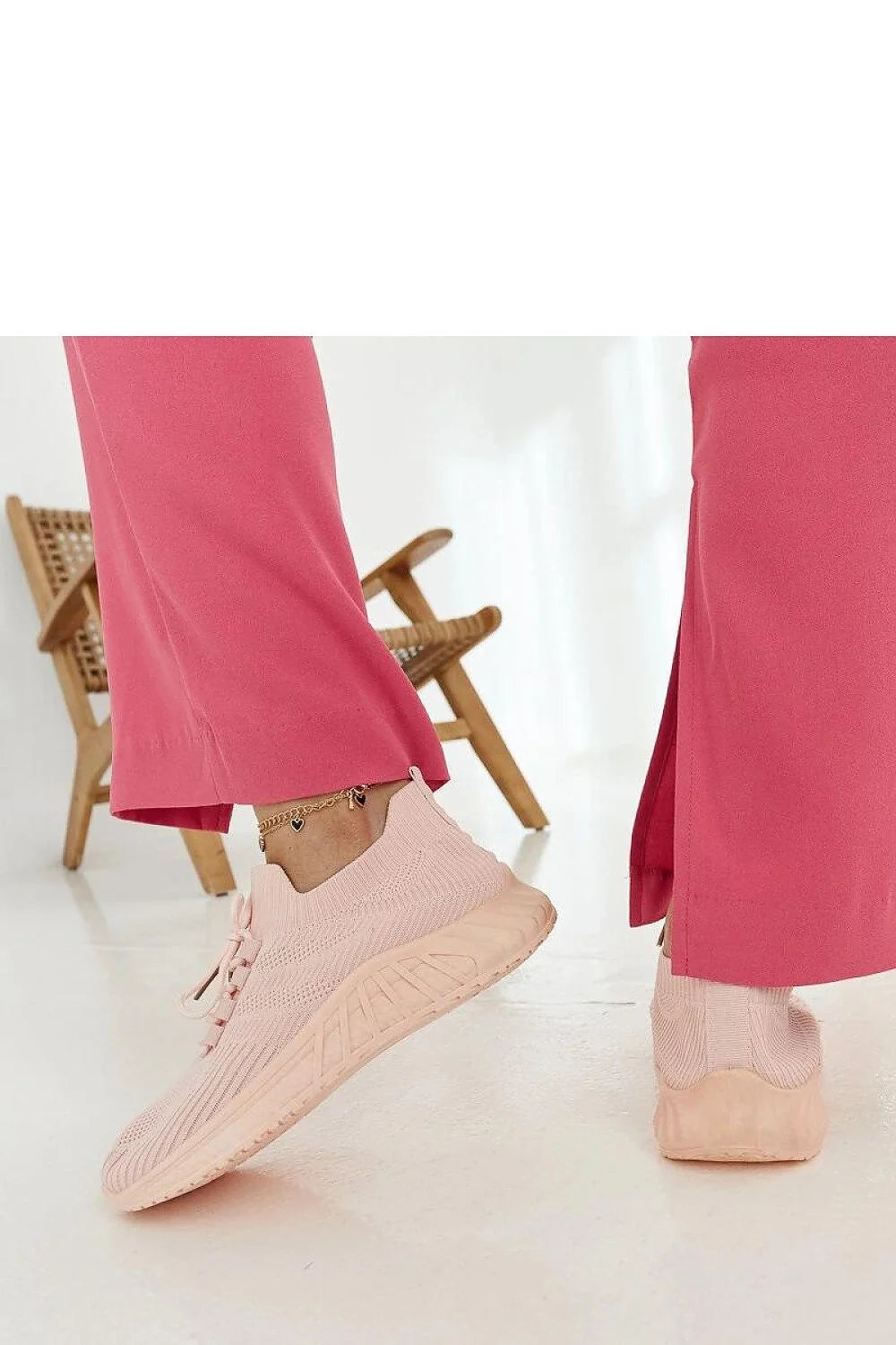 baskets athleisure femme rose pâle maille tricotée respirante légère colchaussette élastique semelle caoutchouc crantée amorti lacets plats confort ajustée tendance
