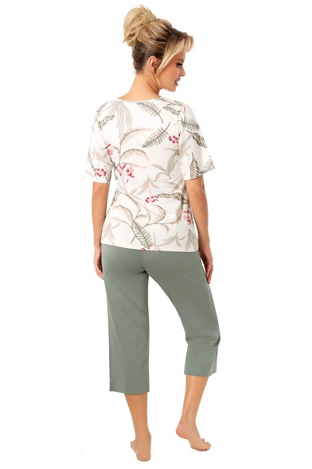 Pyjama femme viscose douce confortable manches courtes col rond imprimé floral ivoire beigevert touches rose pantalon troisquarts coupe ample élastique