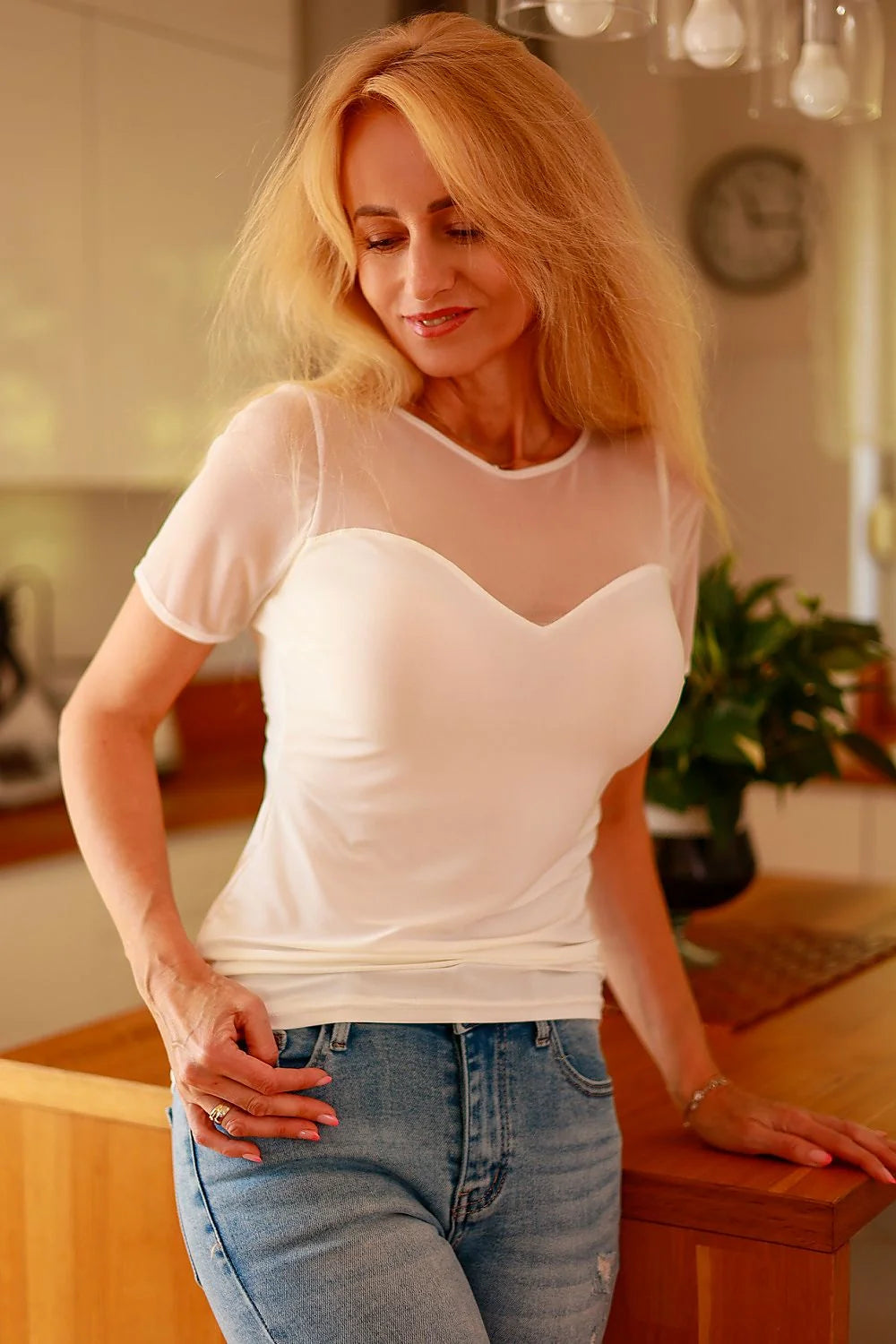 Chemisier élégant pour femme en microfibre et mousseline blanche manches courtes col rond coupe ajustée occasion soirée ou quotidienne